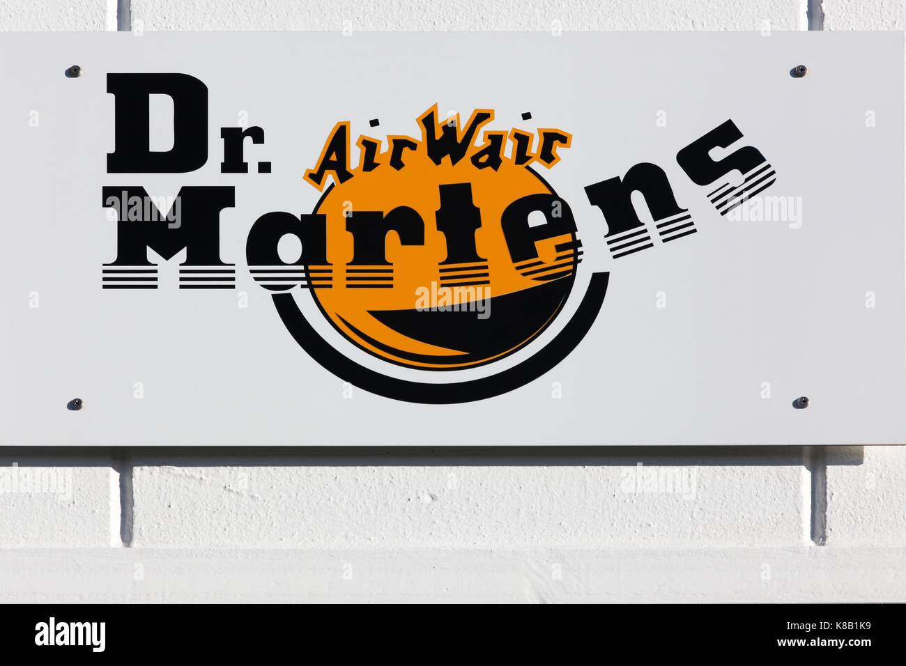 logo dr martens