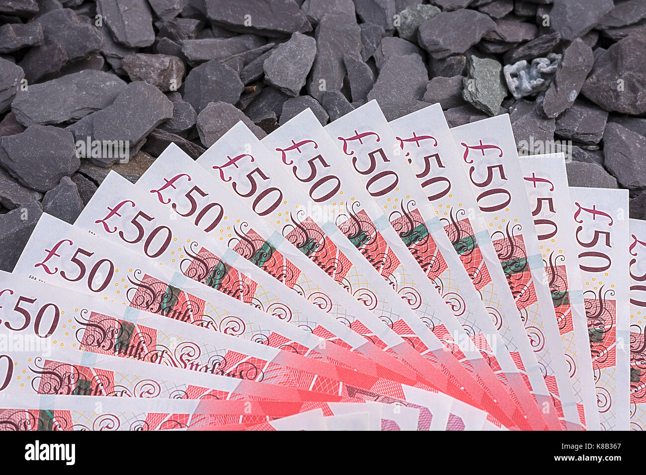 Se déploient en une spirale de nouveau nettoyer crisp €50 note avec ardoise. Banque D'Images