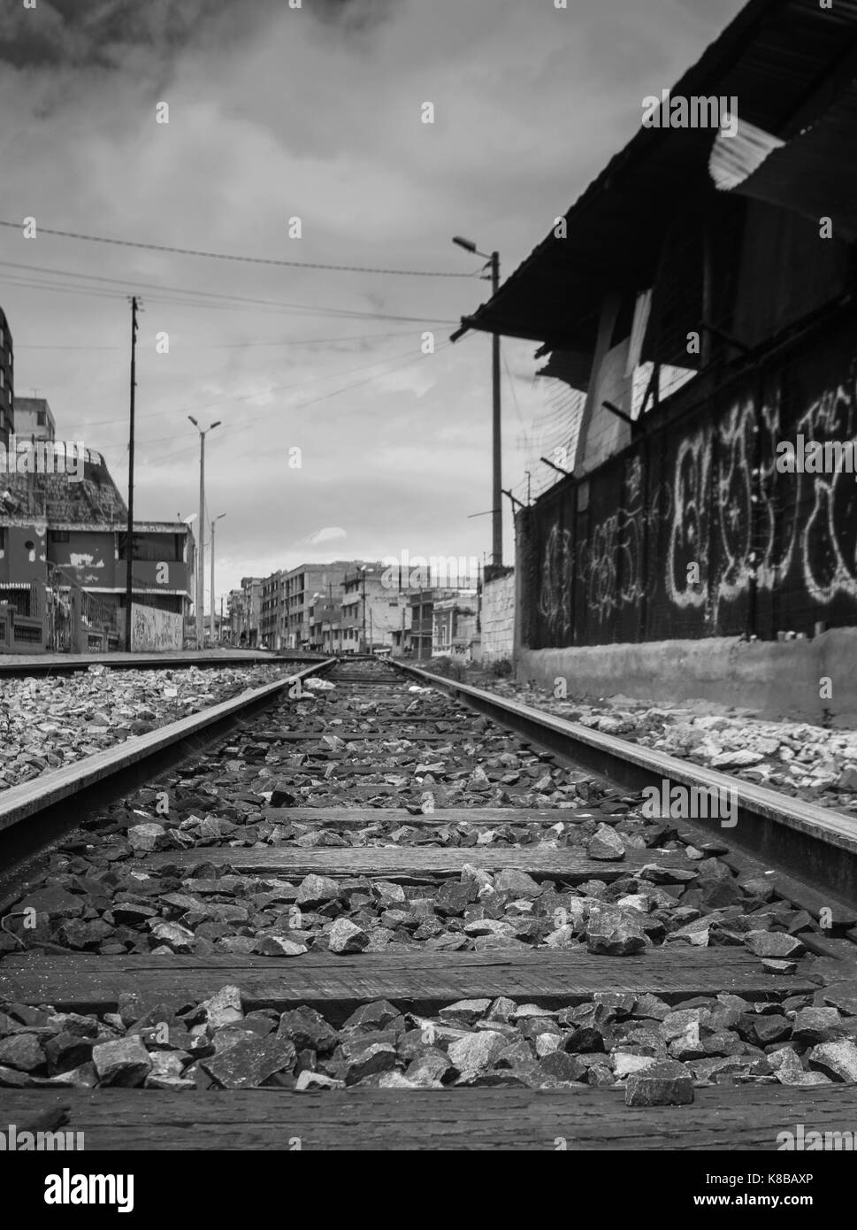 Close-up de chemin de fer à la gare de chimbacalle dans Quito Pichincha. c'est le point de départ de nombreux voyages en train de luxe la zone volcanique, effet noir et blanc Banque D'Images