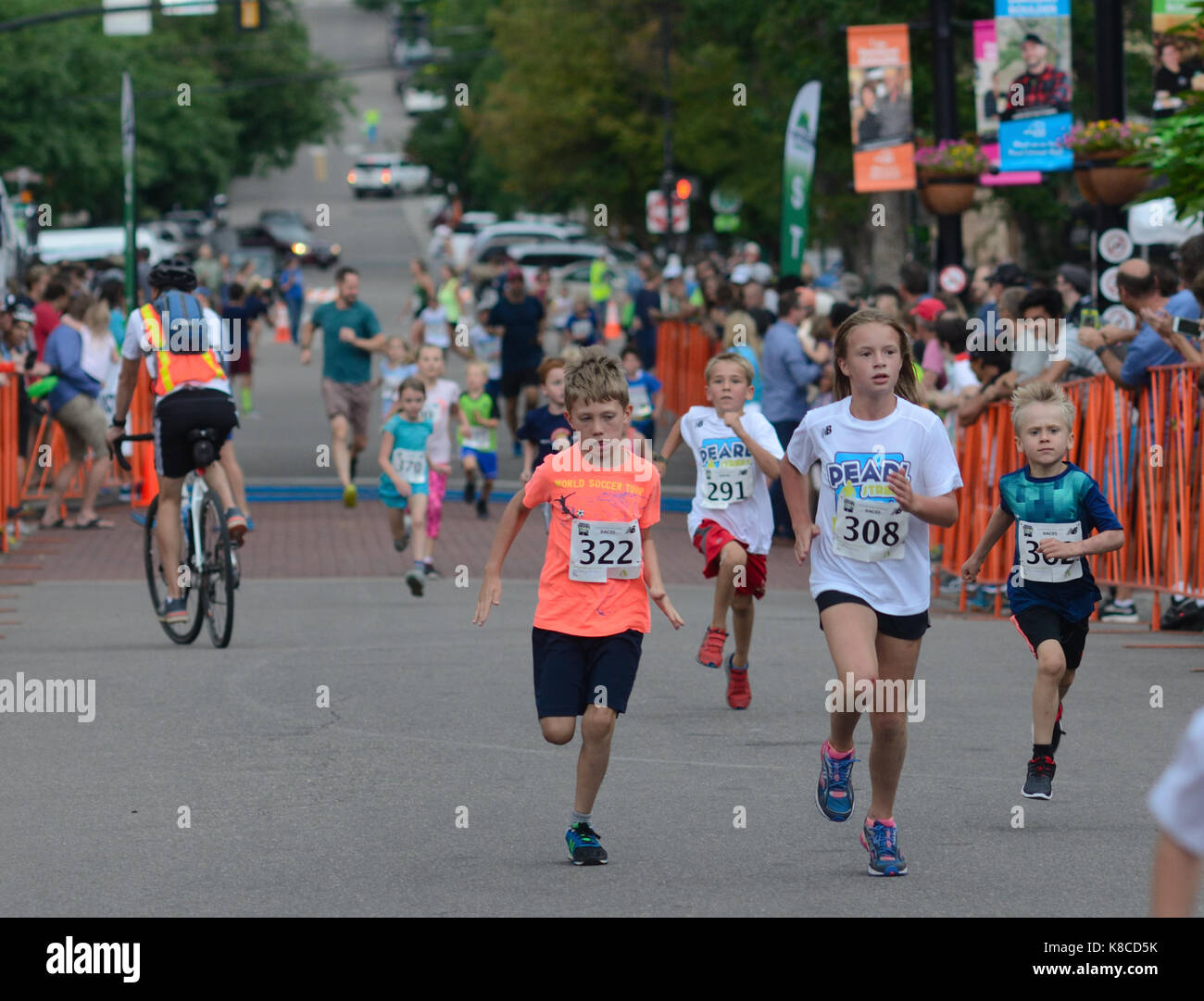 La finition à la course des enfants pearl street mile. La course des enfants a été sur un demi-mile cours. Banque D'Images