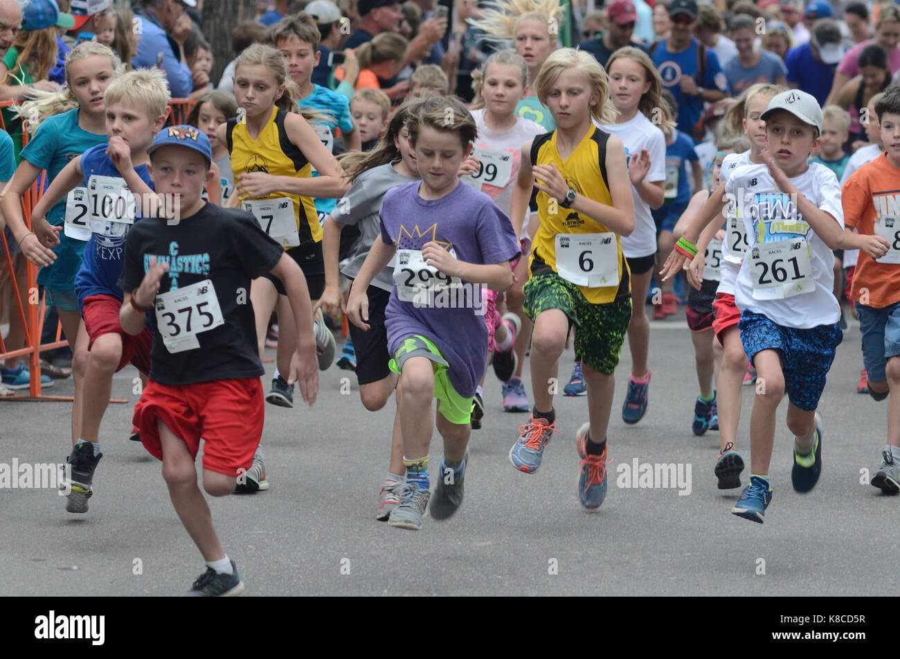 Des jeunes coureurs s'envolent au début de la course des enfants lors de la Pearl Street Mile. Les enfants et les adolescents a exécuté une demi-mile cours. Banque D'Images