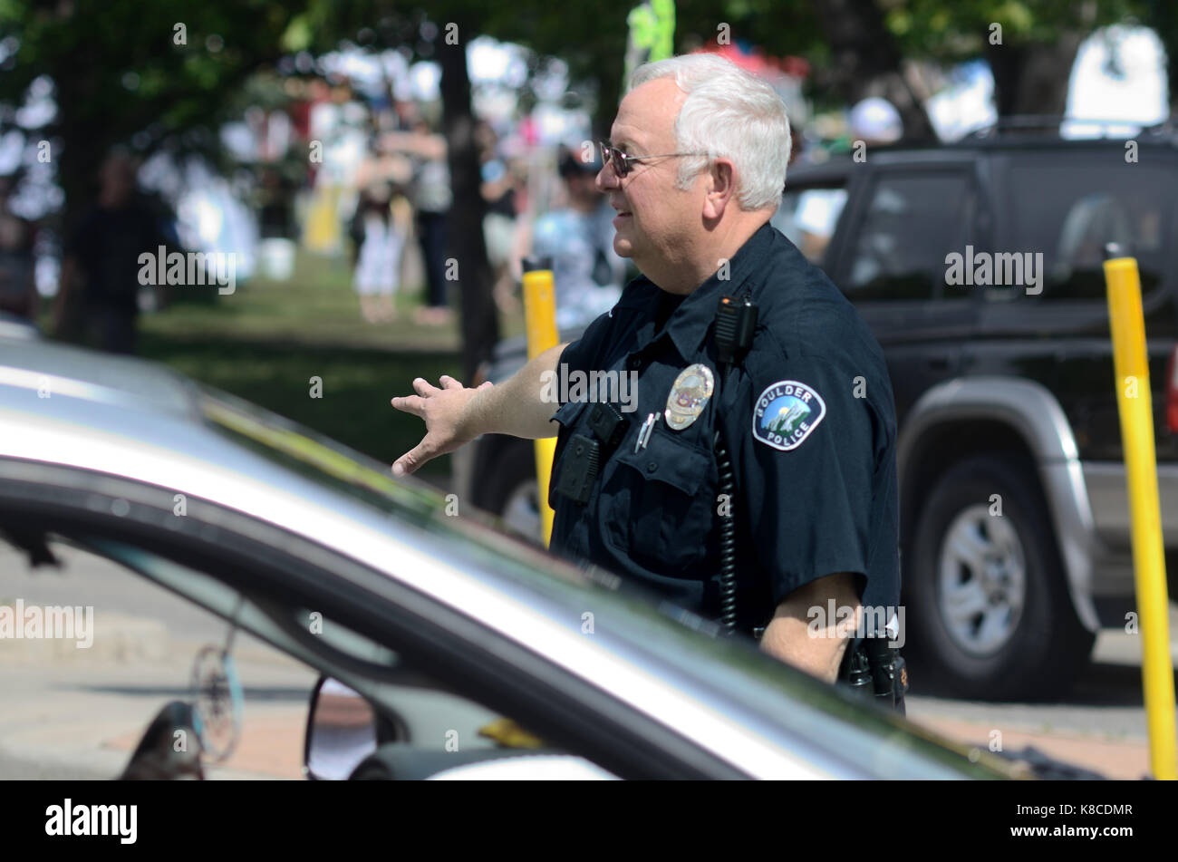 Boulder agent de police dirige le trafic à un passage pour piétons sur l'avenue d'Arapahoe, Boulder, près du Festival de Boulder Creek, Memorial Day Banque D'Images