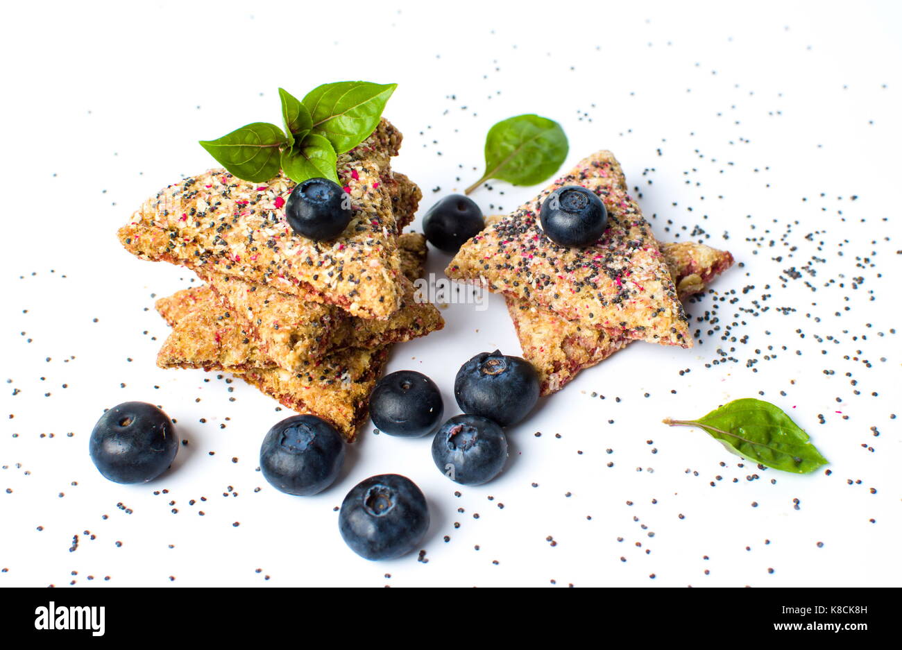 Partie intégrante du triangle avec biscuits blueberry fruits isolés Banque D'Images