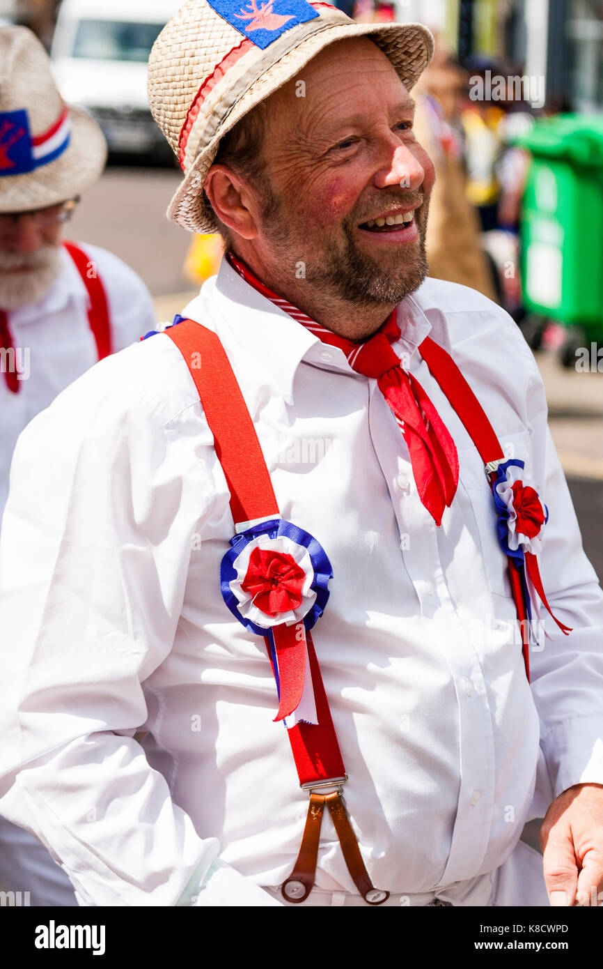 Traditionnel anglais Morris dancer. Hartley barbu Morris dancer dans tous  les chemise blanche et un pantalon rouge, bretelles et chapeau de paille,  de rire. Close up Photo Stock - Alamy