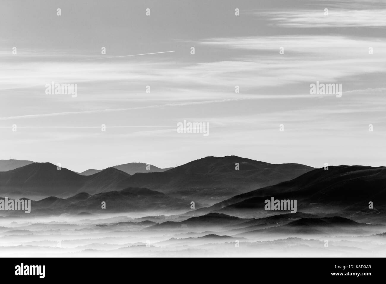 Une vue de dessus d'une vallée remplie d'une mer de brouillard, avec différentes couches de nouvelles collines et montagnes Banque D'Images