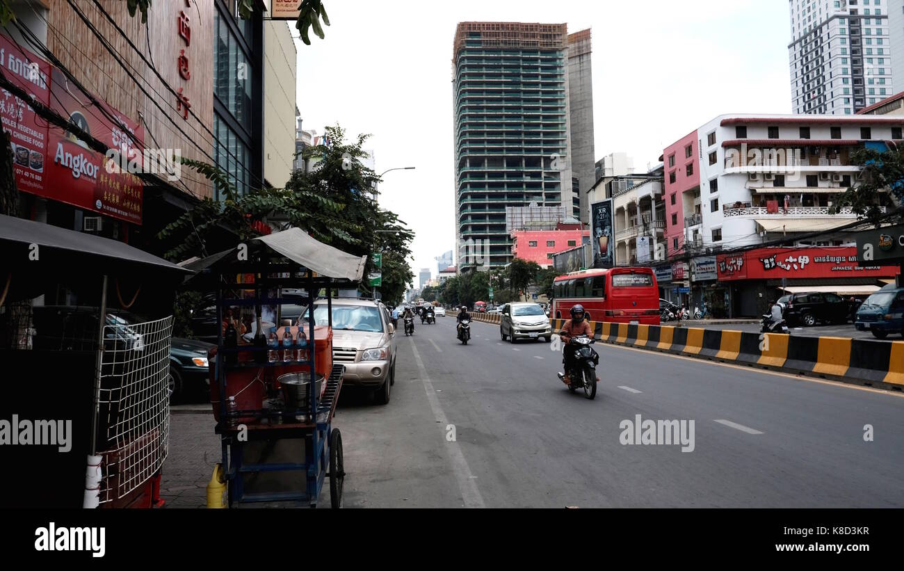 Boulevard monivong barrière de sécurité routière voies trottoirs pavés le droit de circuler en zones piétonnes phnom penh Cambodge un pays en développement Banque D'Images
