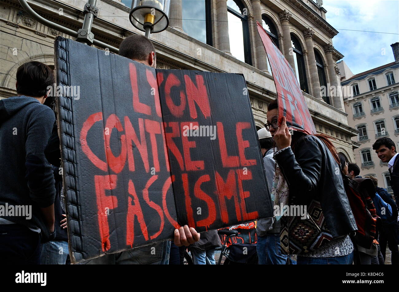 https://c8.alamy.com/compfr/k8d4c6/antifa-manifestation-militants-extreme-droite-ouverture-cafe-a-lyon-france-k8d4c6.jpg