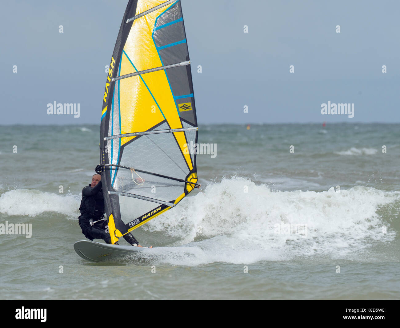 Météo pluvieuse et surfeurs du vent à Cromer North Sea North Norfolk en automne Banque D'Images