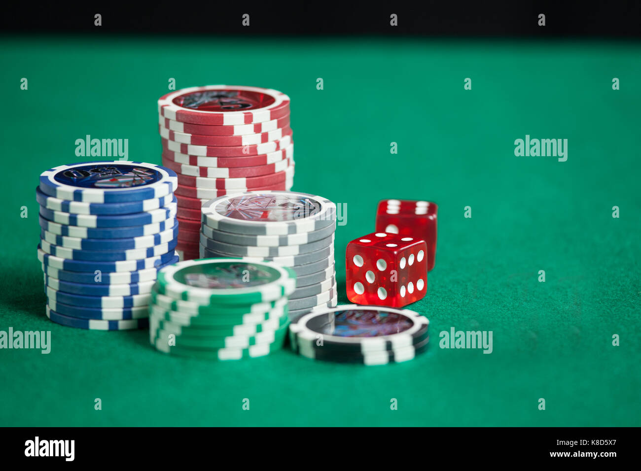 Le blackjack au casino, jetons de casino et red dice Banque D'Images