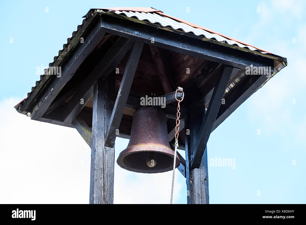 Old Bell dans une tour au sommet d'une ancienne grange, souvent utilisé comme signal d'avertissement ou de temps. Banque D'Images