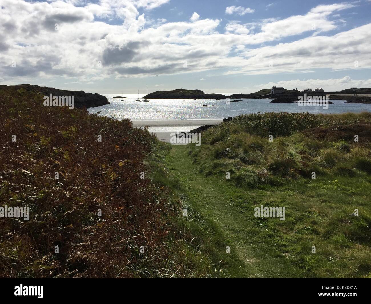 Vue sur rhoscolyn beach sur anglesey Banque D'Images