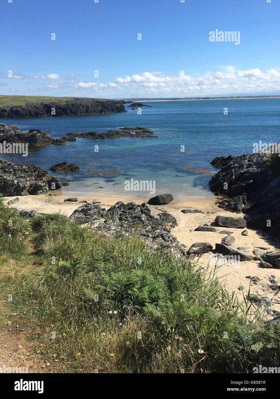 Vue sur rhoscolyn beach sur anglesey Banque D'Images