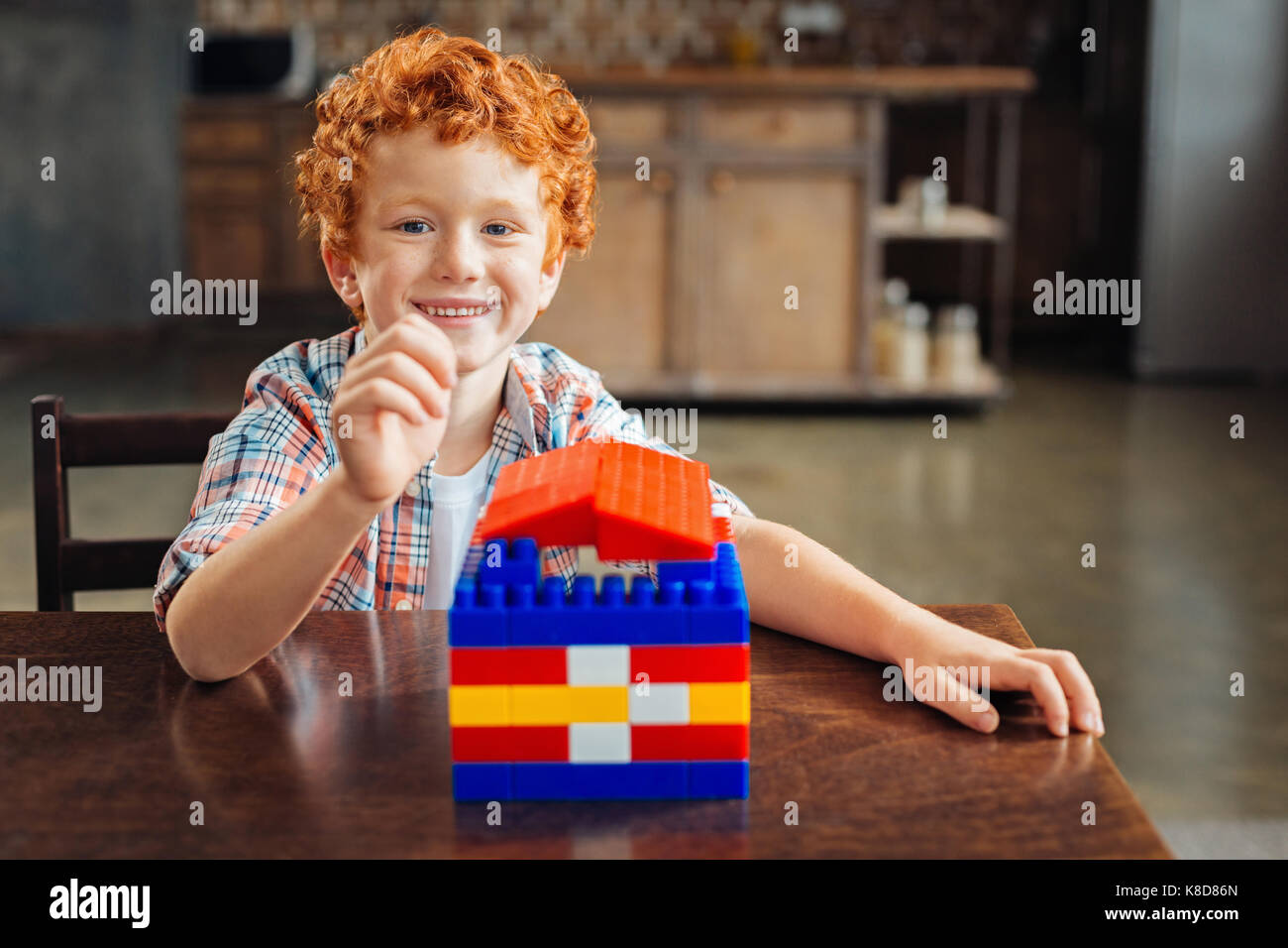 Enfant souriant largement excité redhead en huis clos Banque D'Images