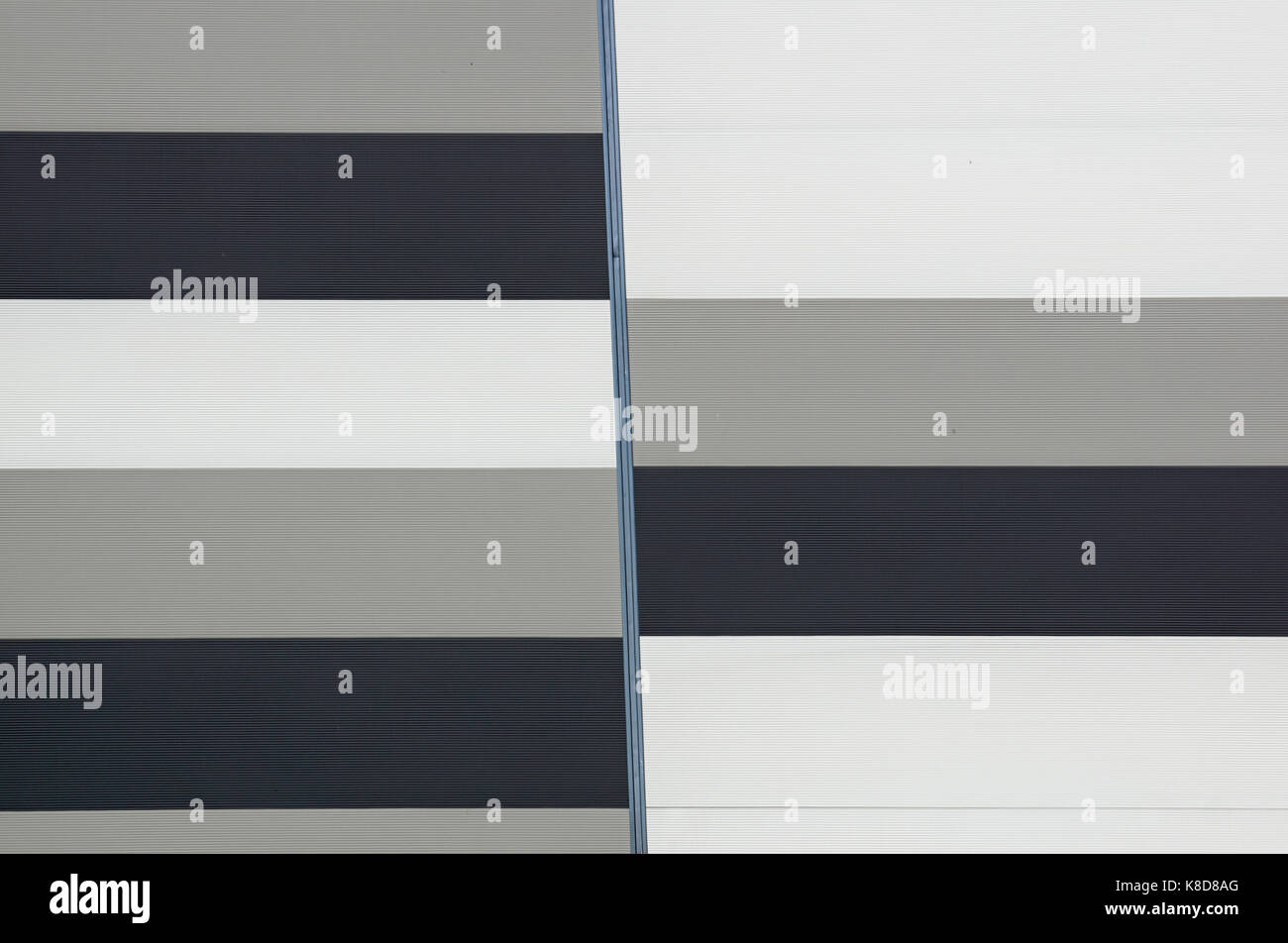 Façade moderne de panneaux composites, vue de l'extérieur. abstrait architecture fond Banque D'Images