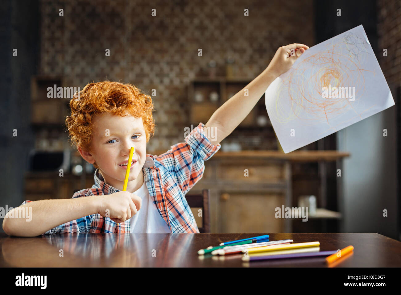 Smart little boy démontrant son chef-d'oeuvre Banque D'Images