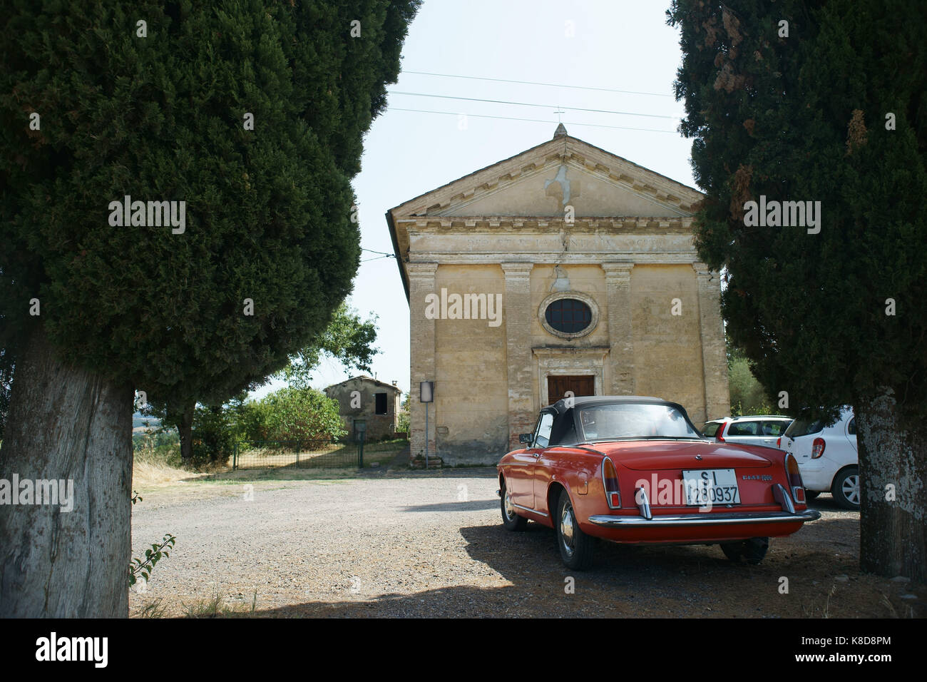 La toscane, italie, vieille FIAT 1200 Voiture de sport près d'une église Banque D'Images