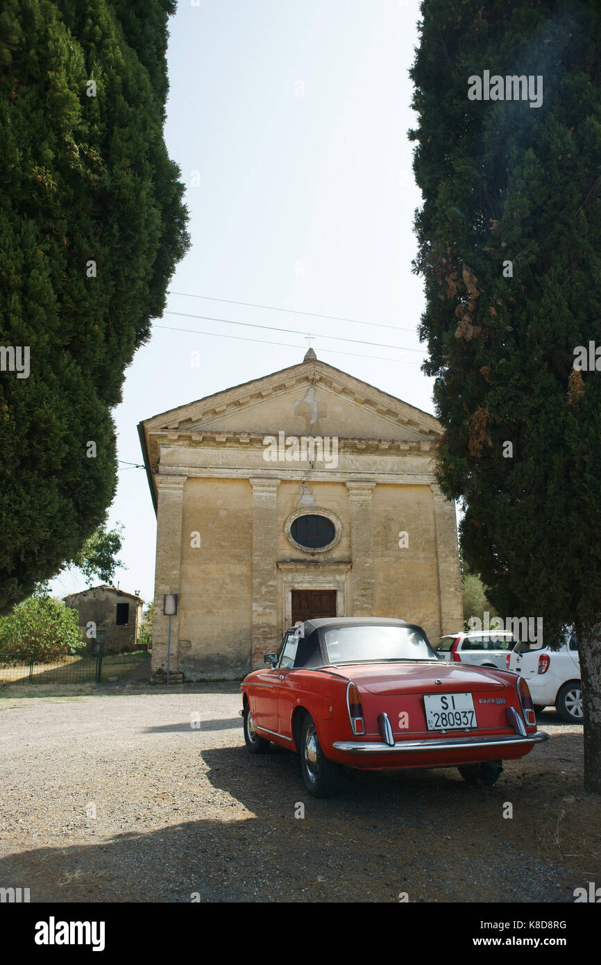 La toscane, italie, vieille FIAT 1200 Voiture de sport et de l'Église Banque D'Images