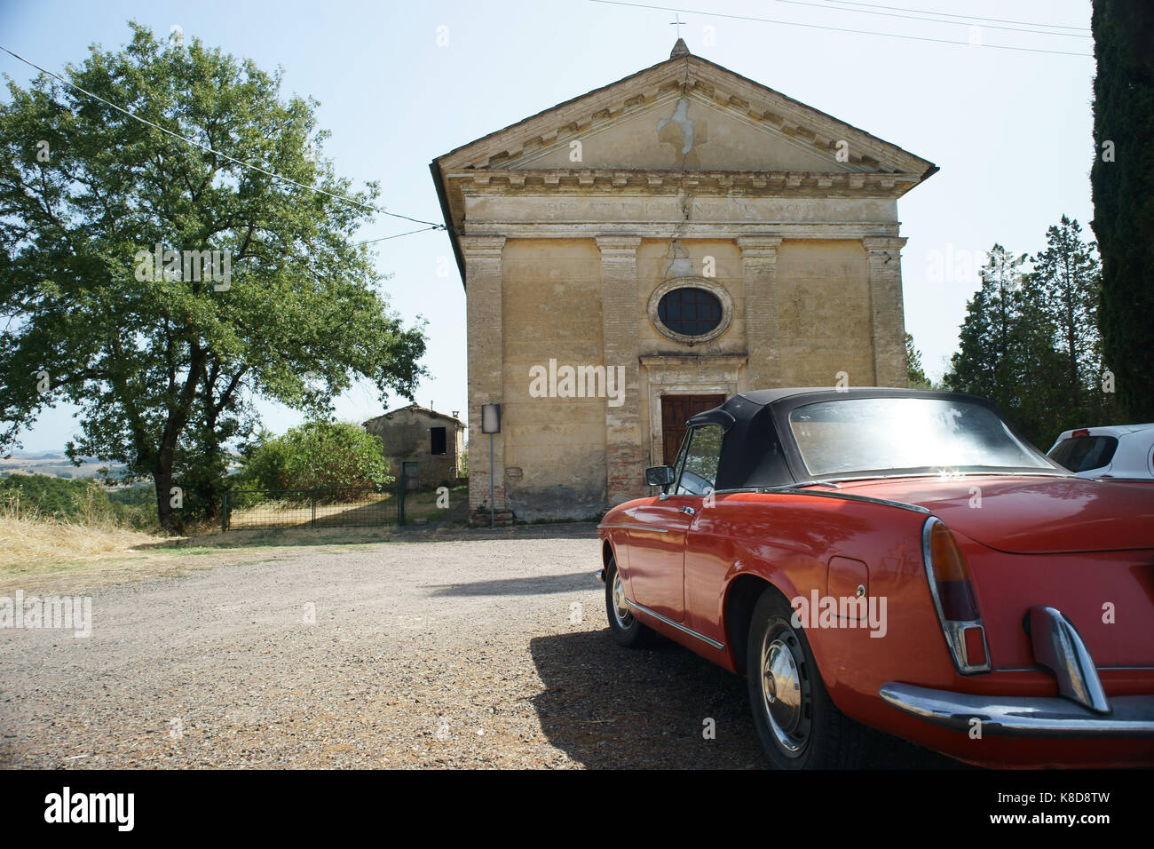 La toscane, italie, vieille FIAT 1200 Voiture de sport près d'une église Banque D'Images