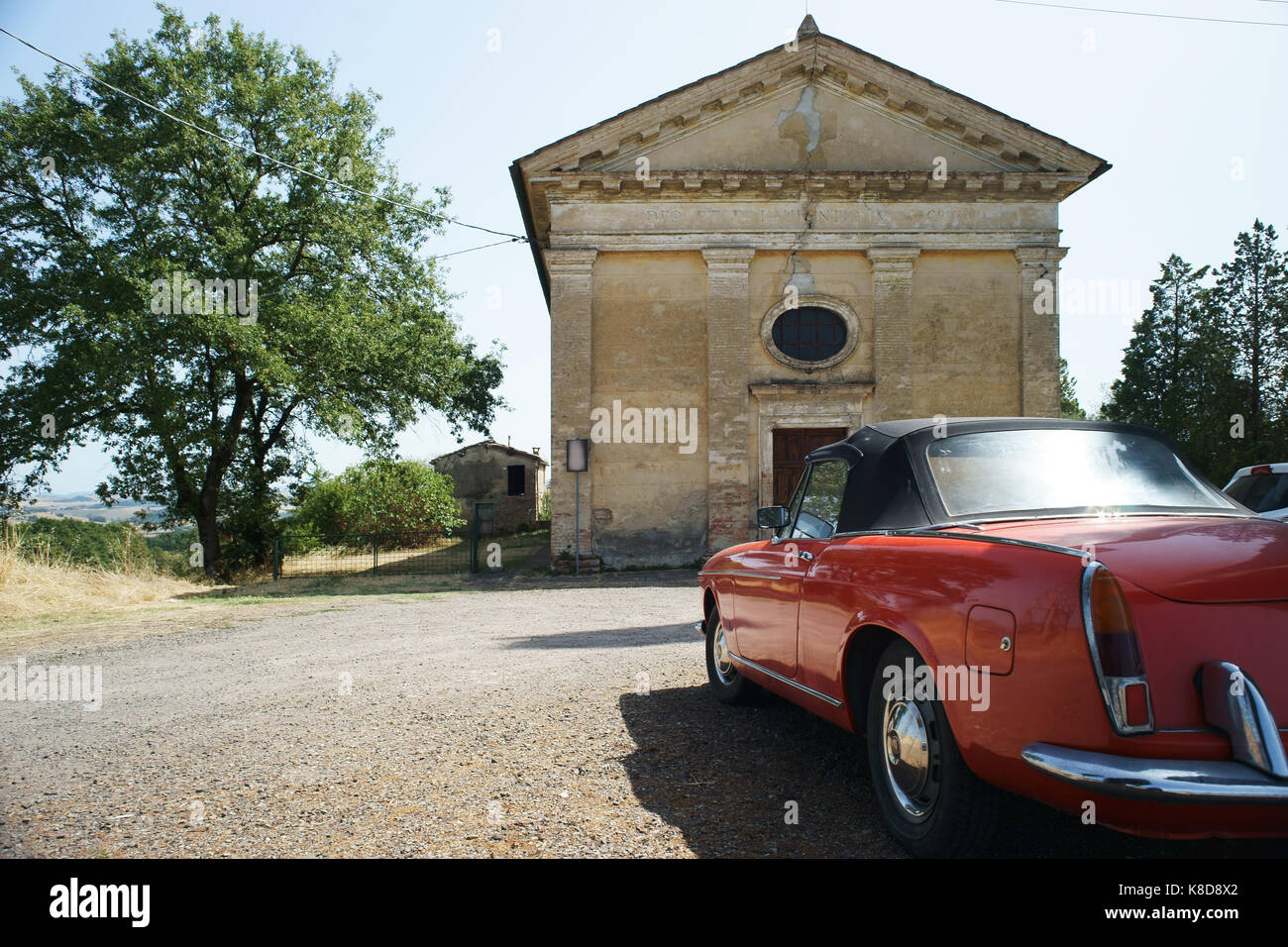 La toscane, italie, vieille FIAT 1200 Voiture de sport près d'une église Banque D'Images