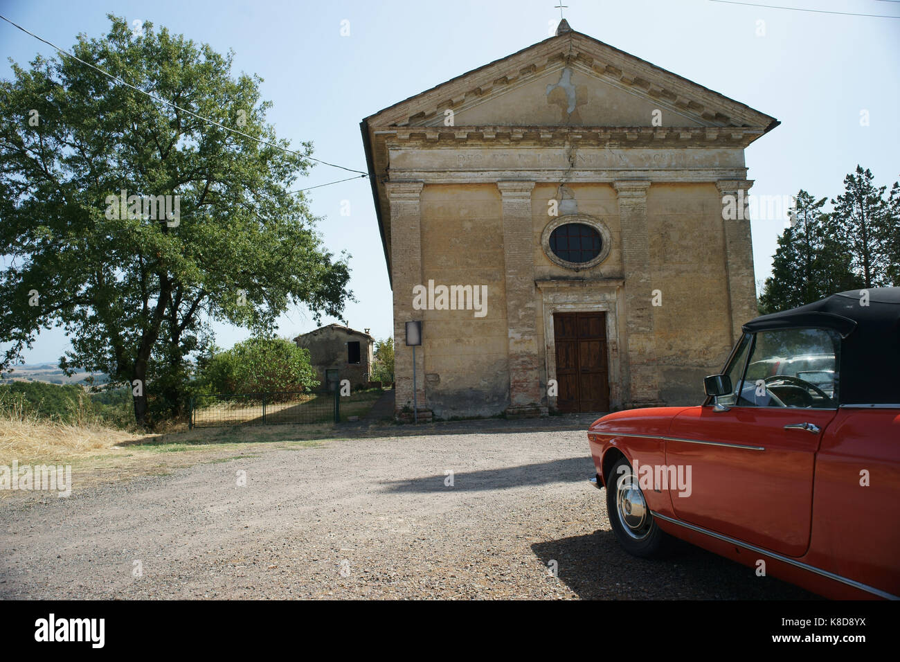 La toscane, italie, vieille FIAT 1200 Voiture de sport près d'une église Banque D'Images