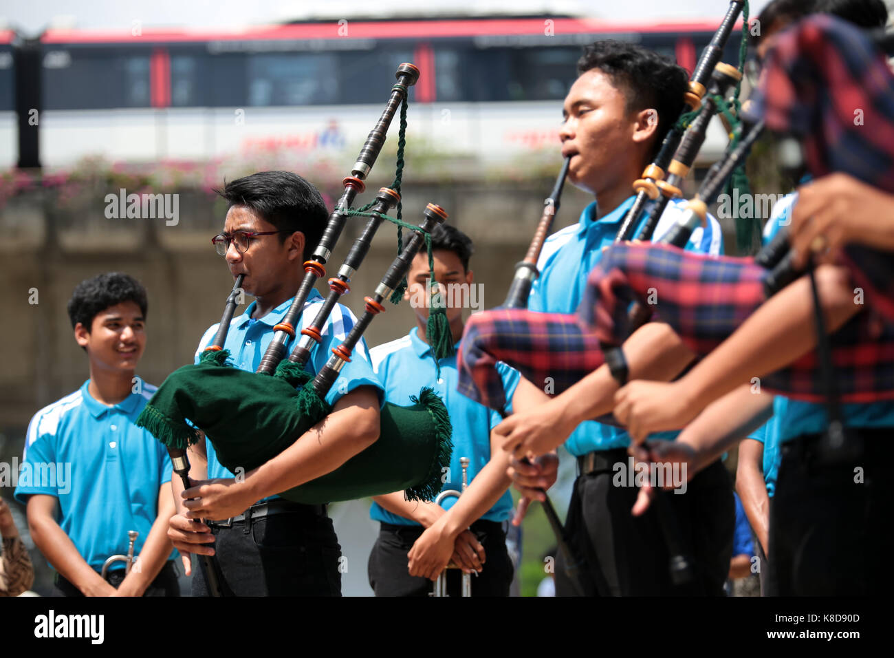 Kuala Lumpur, Malaisie. 31 août 2017 : adolescent groupe jouant de la musique de cornemuse avec mélodie patriotique du merdeka square, Kuala Lumpur, Malaisie. Banque D'Images