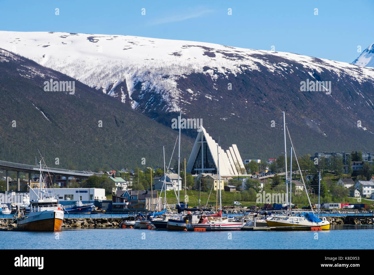 Vue d'ensemble des bateaux amarrés dans le port de la cathédrale arctique sur le continent en été. Tromso, Troms, Norvège, Scandinavie Banque D'Images