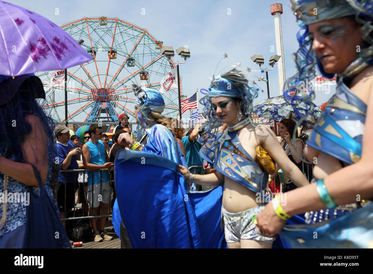 Le Mermaid Parade serpente dans Coney Island, Brooklyn, New York le 22 juin 2013. Banque D'Images