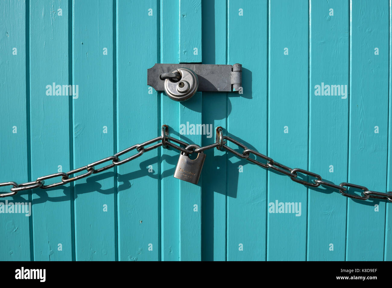 Serrures et cadenas de sécurité chaîne sur remise et cabines de plage Banque D'Images