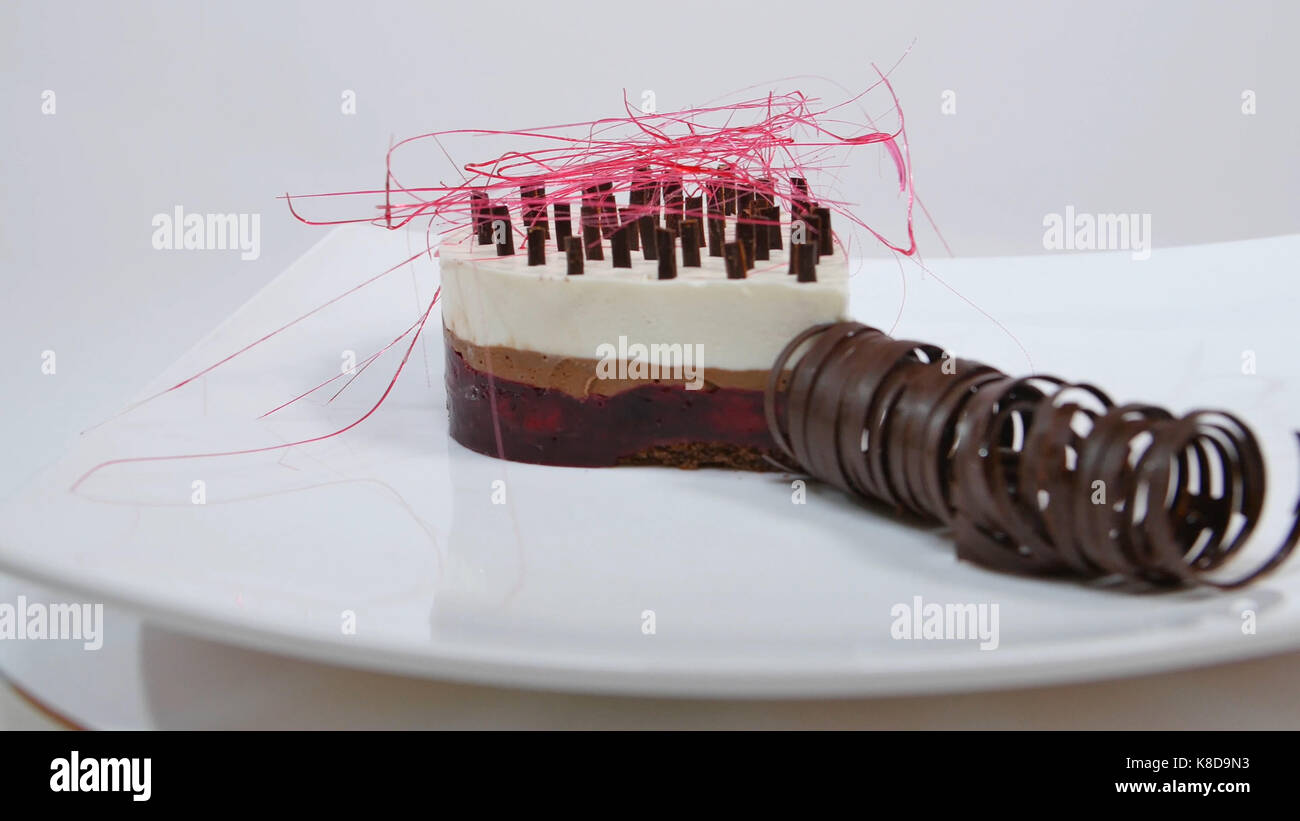 Avec Trois Couches De Gateau A La Creme Sur Une Assiette Avec Trois Couches De Gateau A La Creme Decore Avec Des Miettes De Chocolat Et Paille Chocolat Photo Stock Alamy
