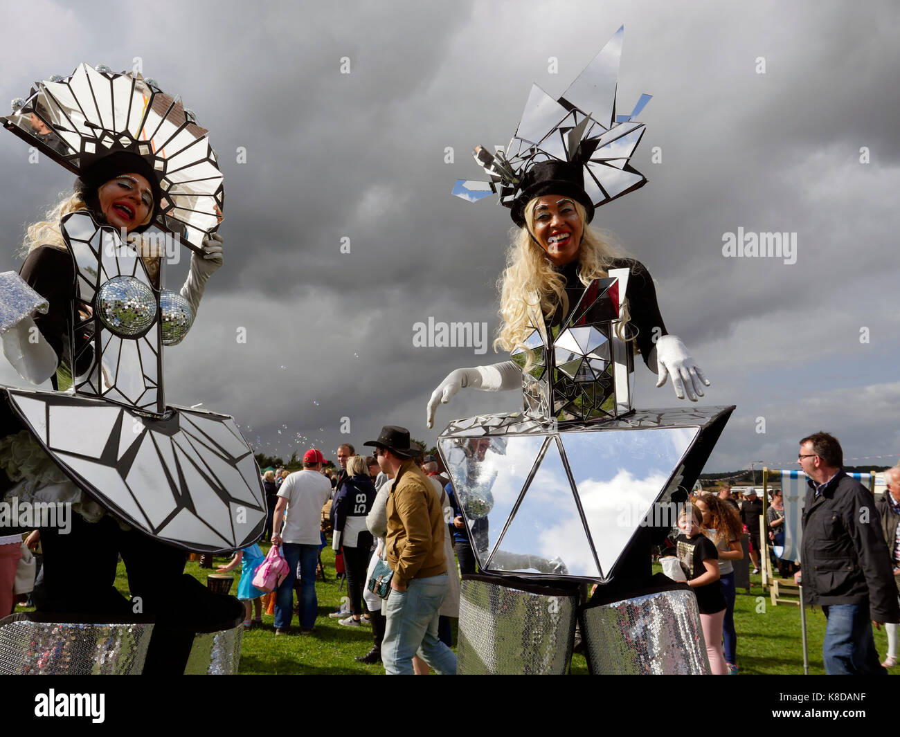 Deux personnes portant des costumes refelective barlow street défilé du carnaval dans le Derbyshire, Angleterre Banque D'Images