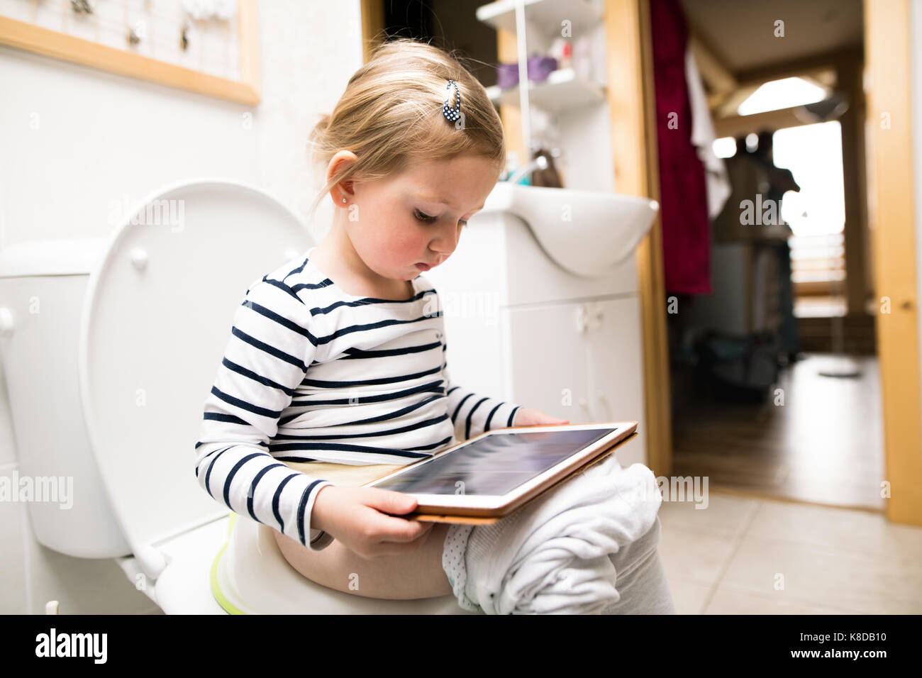 Little girl sitting on toilet Banque de photographies et d'images à haute  résolution - Alamy