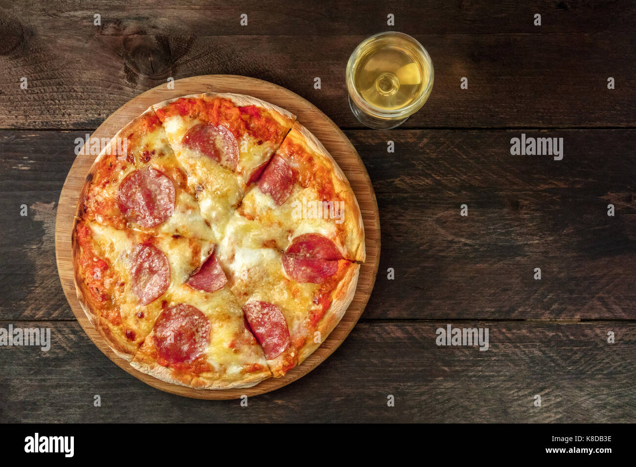Pizza au pepperoni, avec du vin blanc, et la place pour le texte Banque D'Images