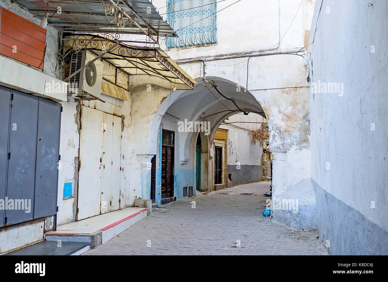 La médina de Tunis est le lieu idéal pour se perdre dans le dédale des rues chaotiques, profiter de bâtiments historiques, les marchés, les mosquées médiévales et hôtels particuliers, tun Banque D'Images