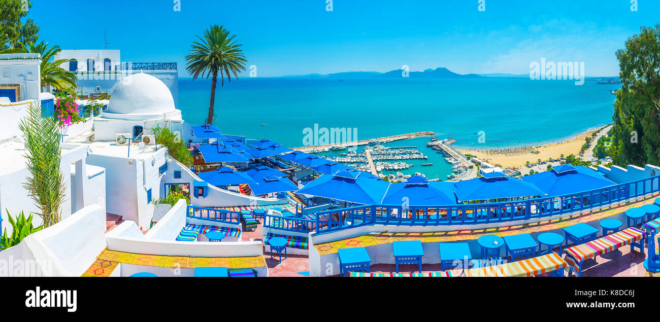 Sidi Bou Said dispose de restaurants de luxe et la vue incroyable, donnant sur ses plages, le port et le cap bon, vu à l'horizon, la Tunisie. Banque D'Images