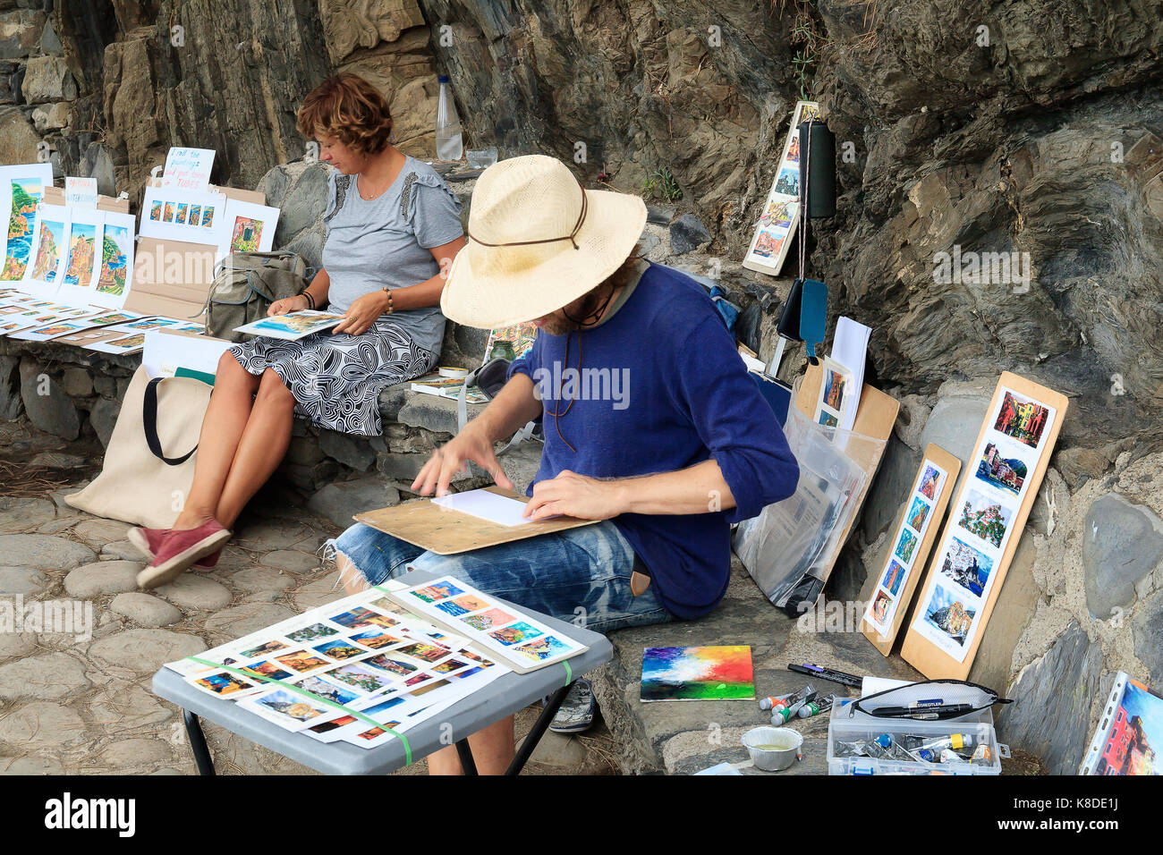 Riomaggiore, Manarola (sp), l'Italie - 15 septembre 2017 : peintres dans la rue vendent leurs peintures sur les rues de la ville. manarola est une petite ville de t Banque D'Images