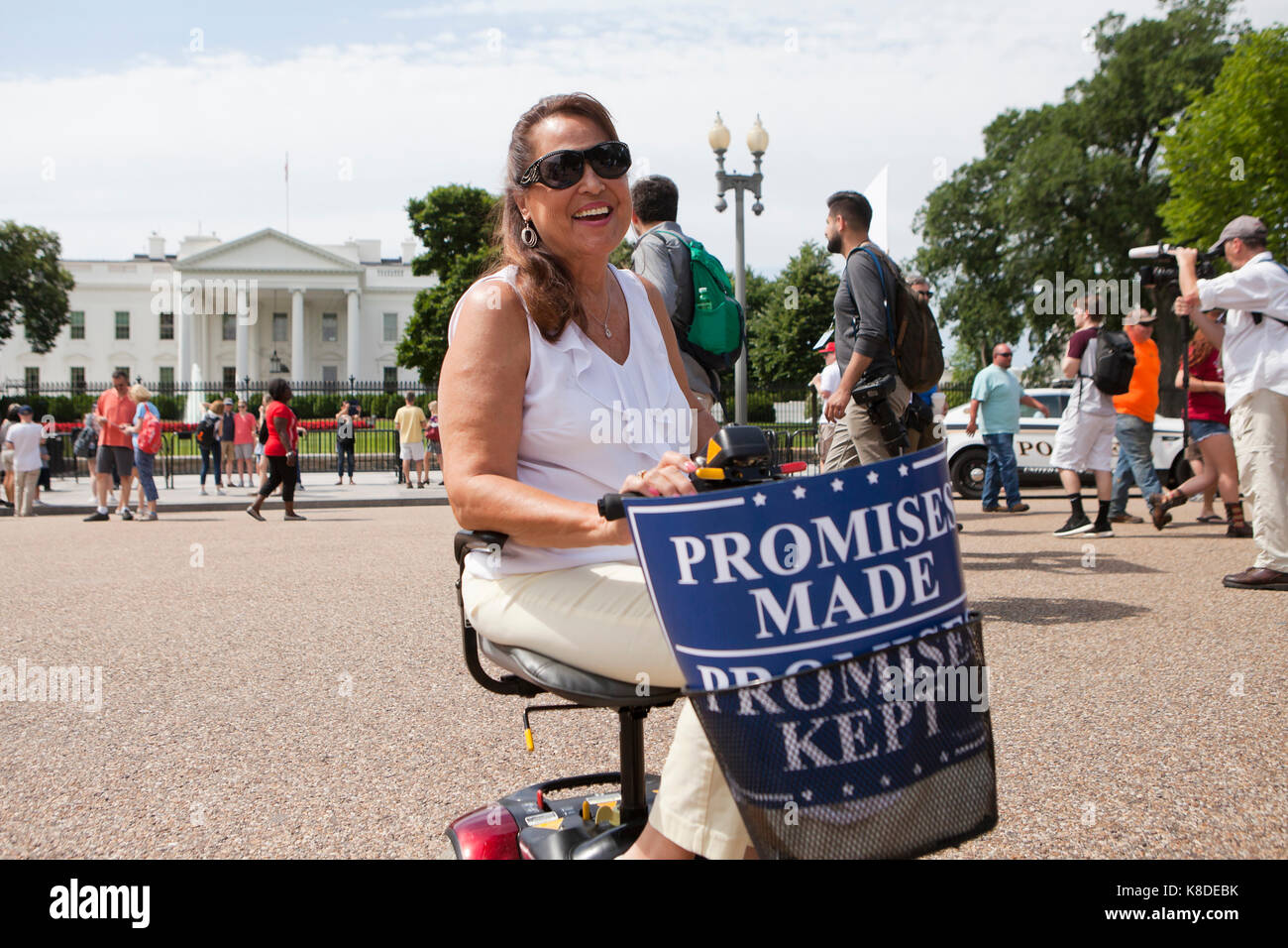 Partisan d'atout lors d'un rassemblement pro-Trump - Washington, DC USA Banque D'Images Partisan d'atout lors d'un rassemblement pro-Trump - Washington, DC USA Banque D'Images