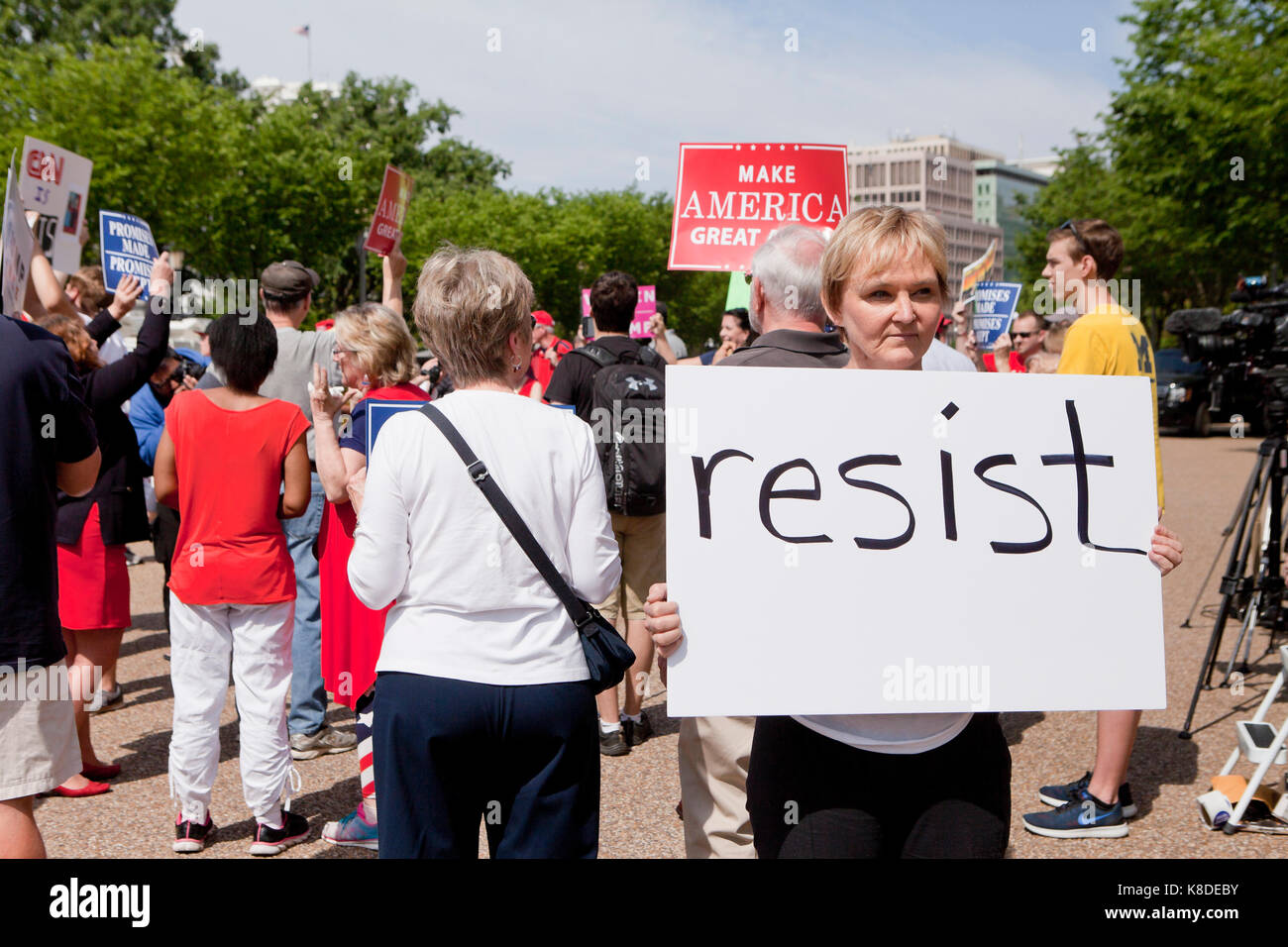 Anti-Trump protestataire holding 'résister' signe à un rassemblement pro-Trump - Washington, DC USA Banque D'Images