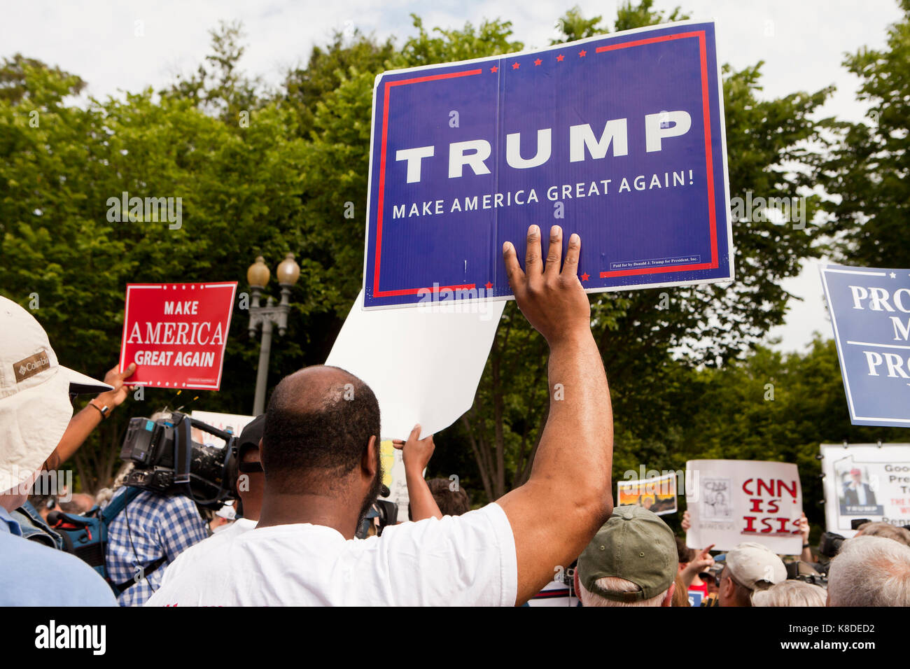 Partisan d'atout lors d'un rassemblement pro-Trump - Washington, DC USA Banque D'Images Partisan d'atout lors d'un rassemblement pro-Trump - Washington, DC USA Banque D'Images