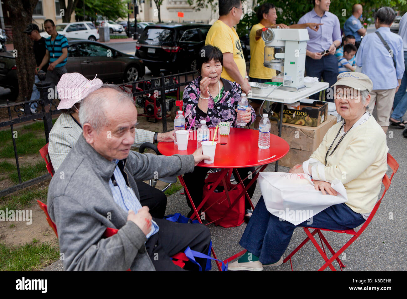 Les personnes âgées sino-américaine se détendre dans Chinatown - Washington, DC USA Banque D'Images