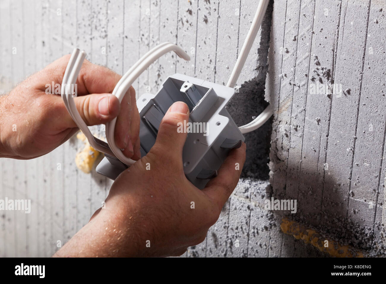 Un électricien de l'installation d'un utilitaire électrique fort dans des coffrages de béton isolés dans l'Ontario, Canada. Banque D'Images