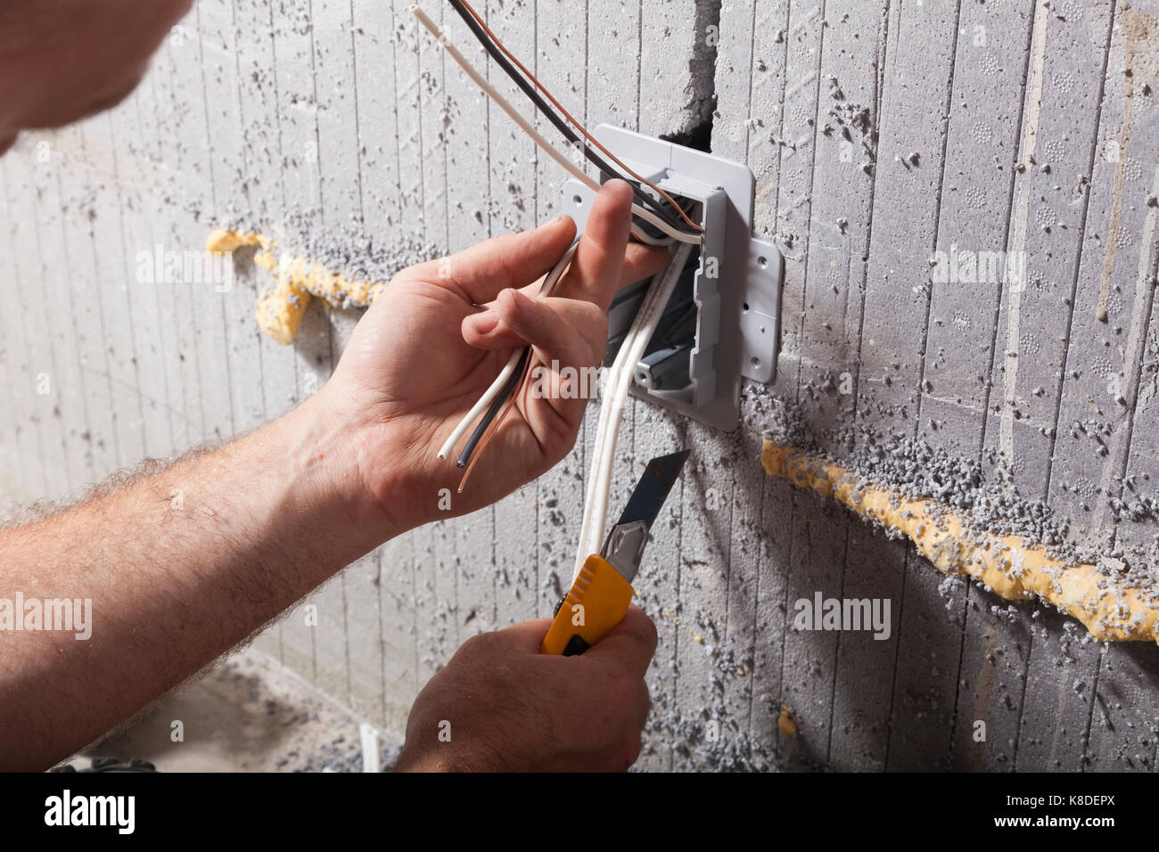 Un électricien de l'installation d'un utilitaire électrique fort dans des coffrages de béton isolés dans l'Ontario, Canada. Banque D'Images