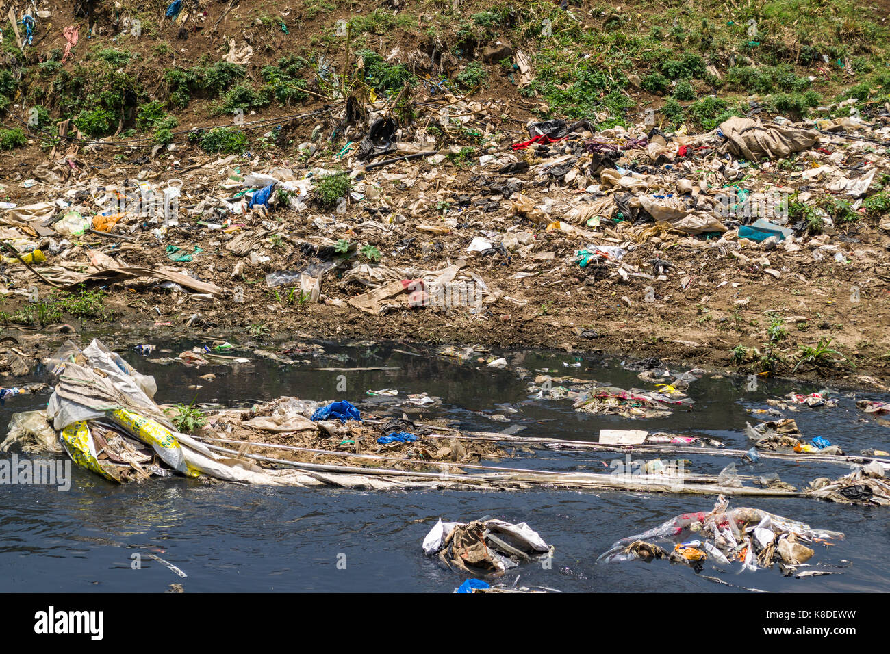 La rivière Ngong qui est polluée par des déchets, les déchets plastiques et les ordures, Nairobi, Kenya Banque D'Images