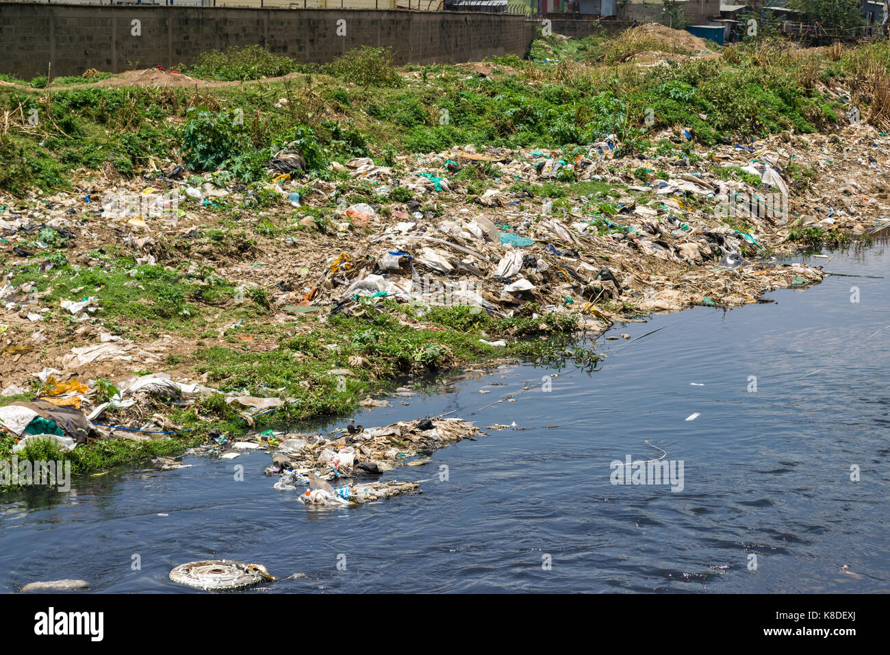 La rivière Ngong qui est polluée par des déchets, les déchets plastiques et les ordures, Nairobi, Kenya Banque D'Images