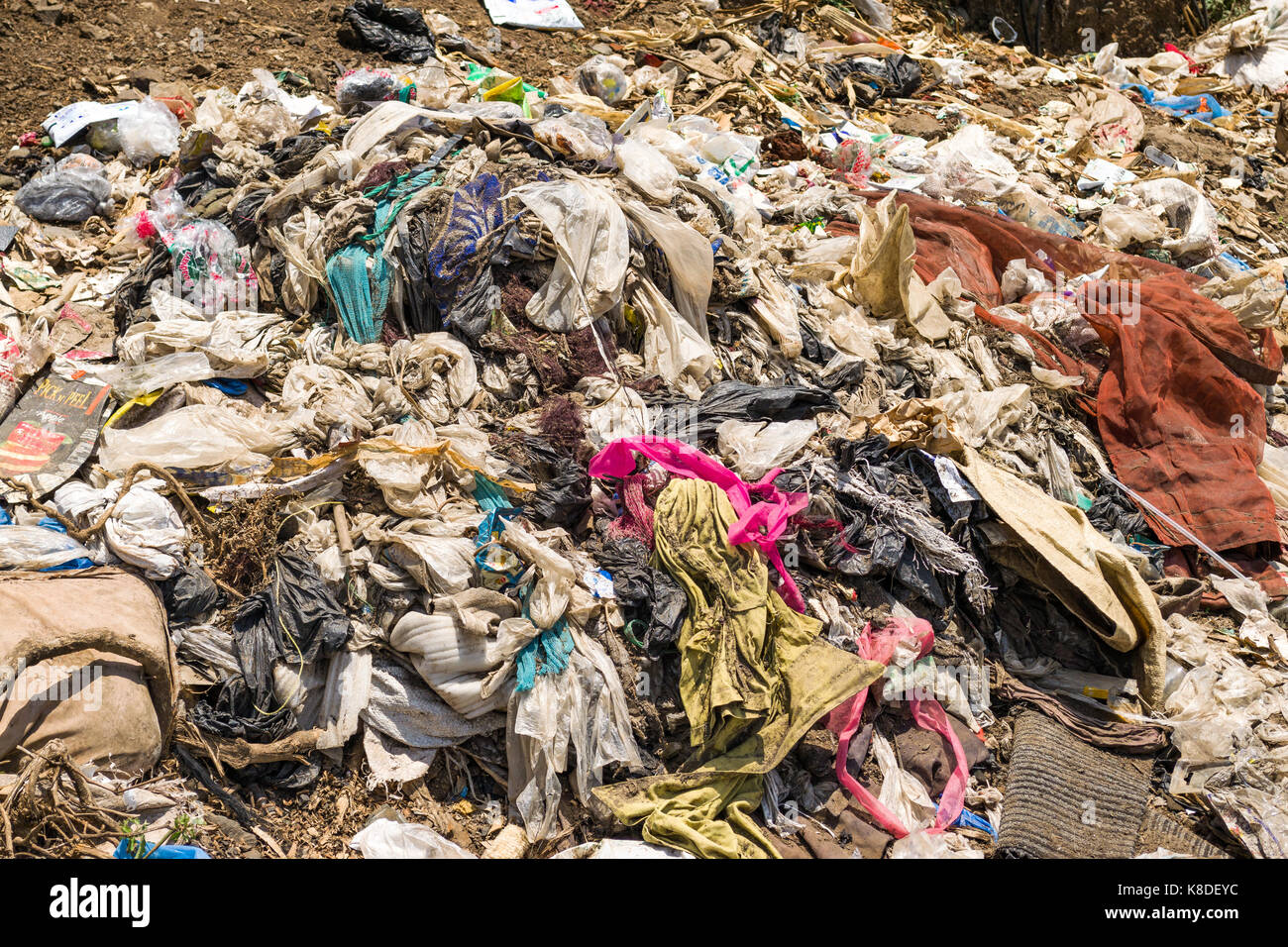 Les déchets tels que l'habillement, du plastique et autres déchets entassés près de la rivière Ngong, Nairobi, Kenya Banque D'Images