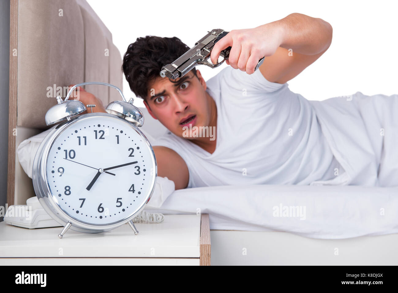 L'homme au lit souffrant de l'insomnie Banque D'Images