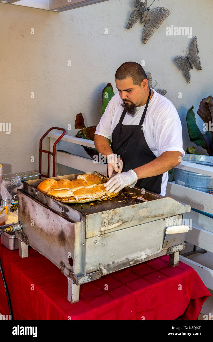 Man, cuire, la cuisson sur gril dessus plat, griller la viande, griller les viandes, plancha, pool party, Castro Valley, comté d'Alameda, Californie Banque D'Images