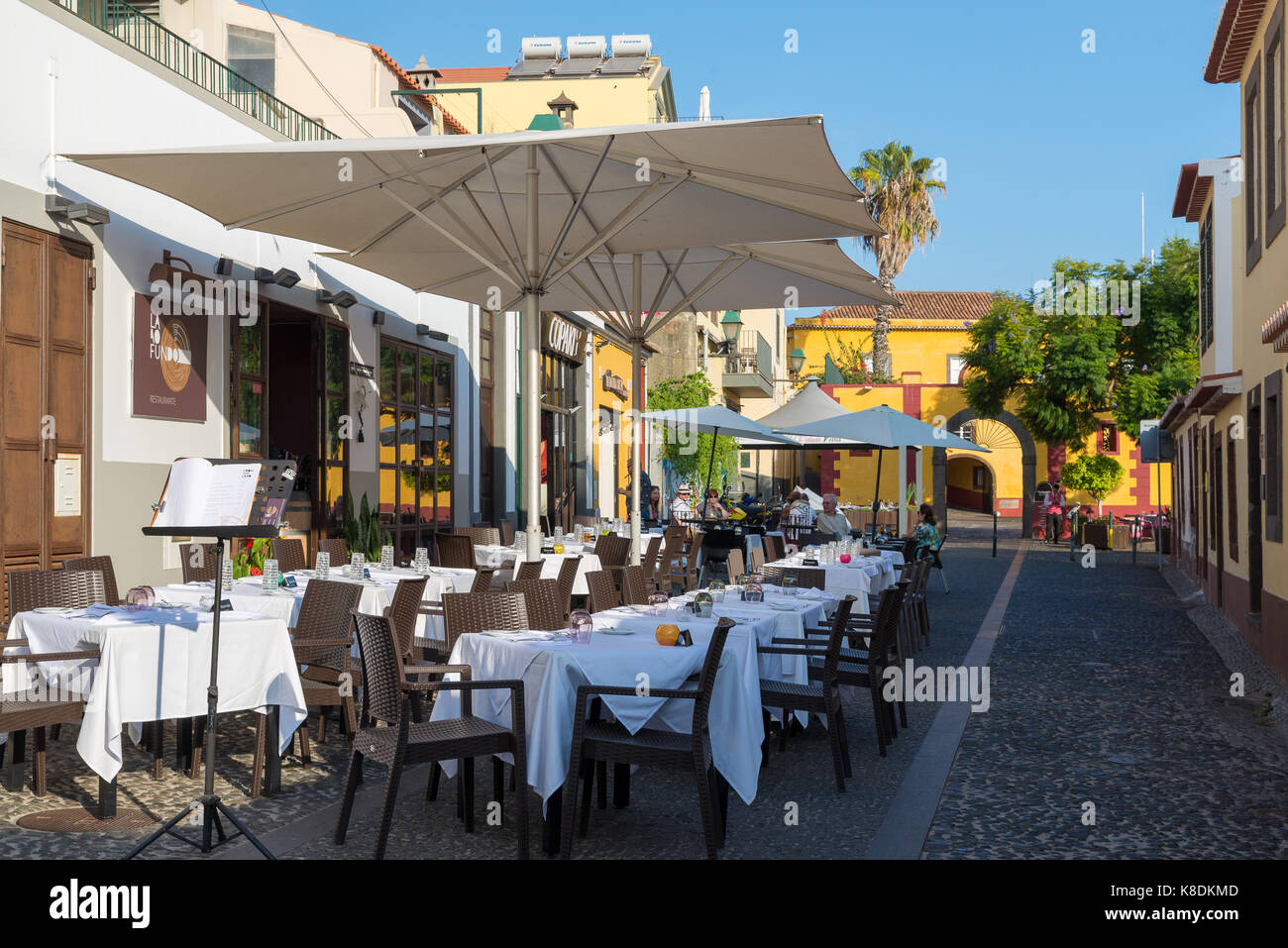 Funchal, Madeira, Portugal - septembre 9, 2017 : une terrasse en plein air de bars et restaurants dans le quartier historique et animé du centre de Funchal, capitale de la por Banque D'Images