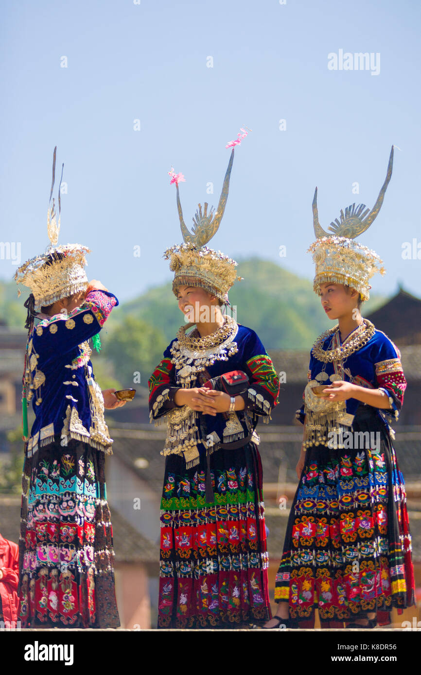 Xijiang, Chine - le 15 septembre 2007 : Trois femmes Miao minorités ethniques en vêtements traditionnels et d'argent pour attendre coiffure festival pour démarrer à Miao v Banque D'Images