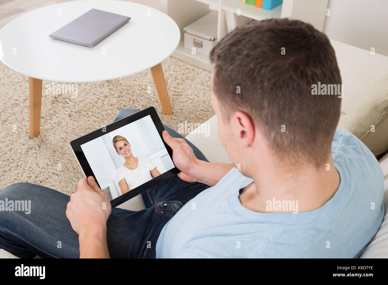 Portrait de l'homme le chat vidéo avec femme sur digital tablet Banque D'Images