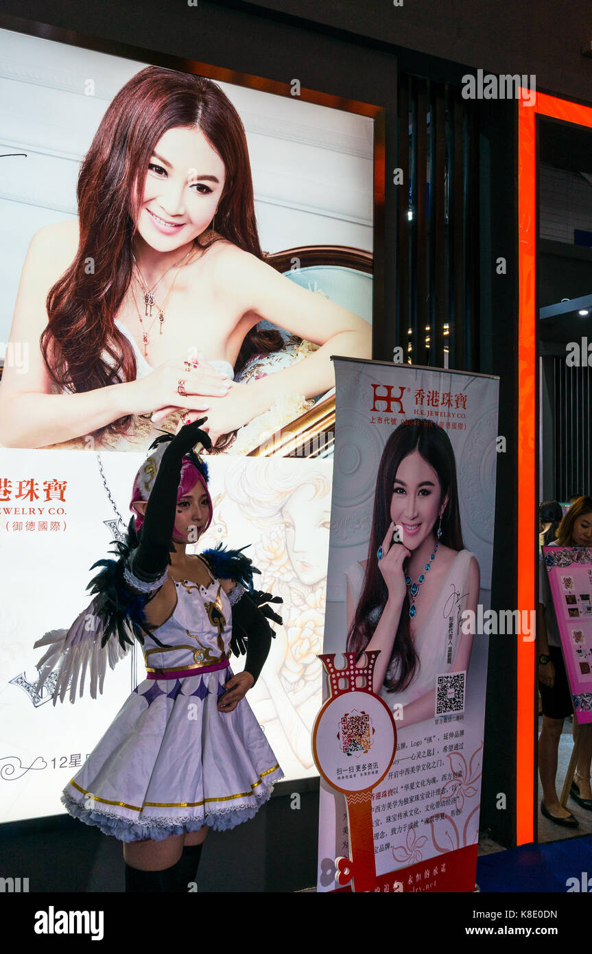 Cosplayeuse promotion bijoux lors d'une foire à Shenzhen, Chine Banque D'Images